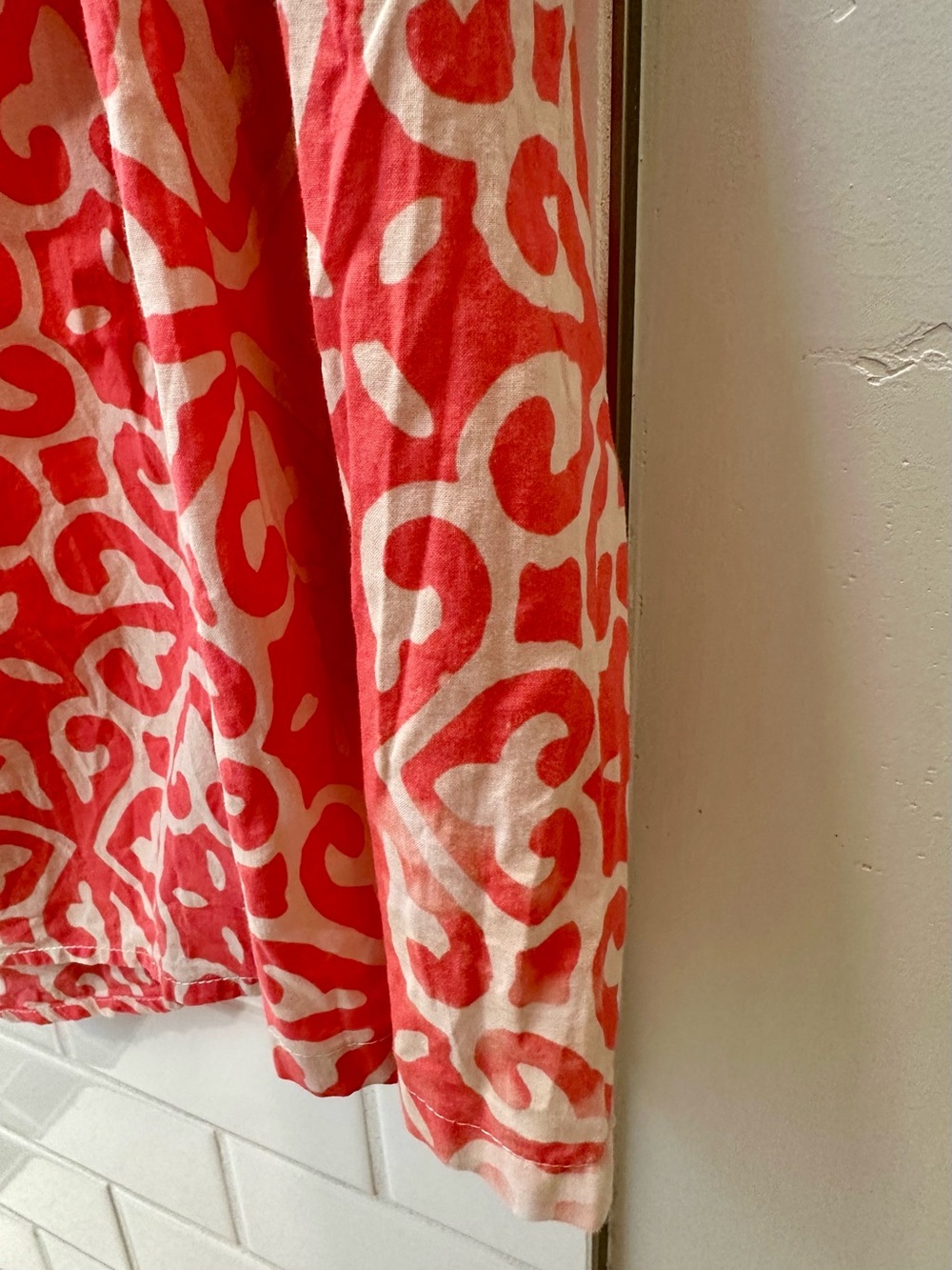 Charlie B Coral Pink Cream Geometric Damask Roll-Tab Blouse V-Neck Top Size M - Picture 8 of 9